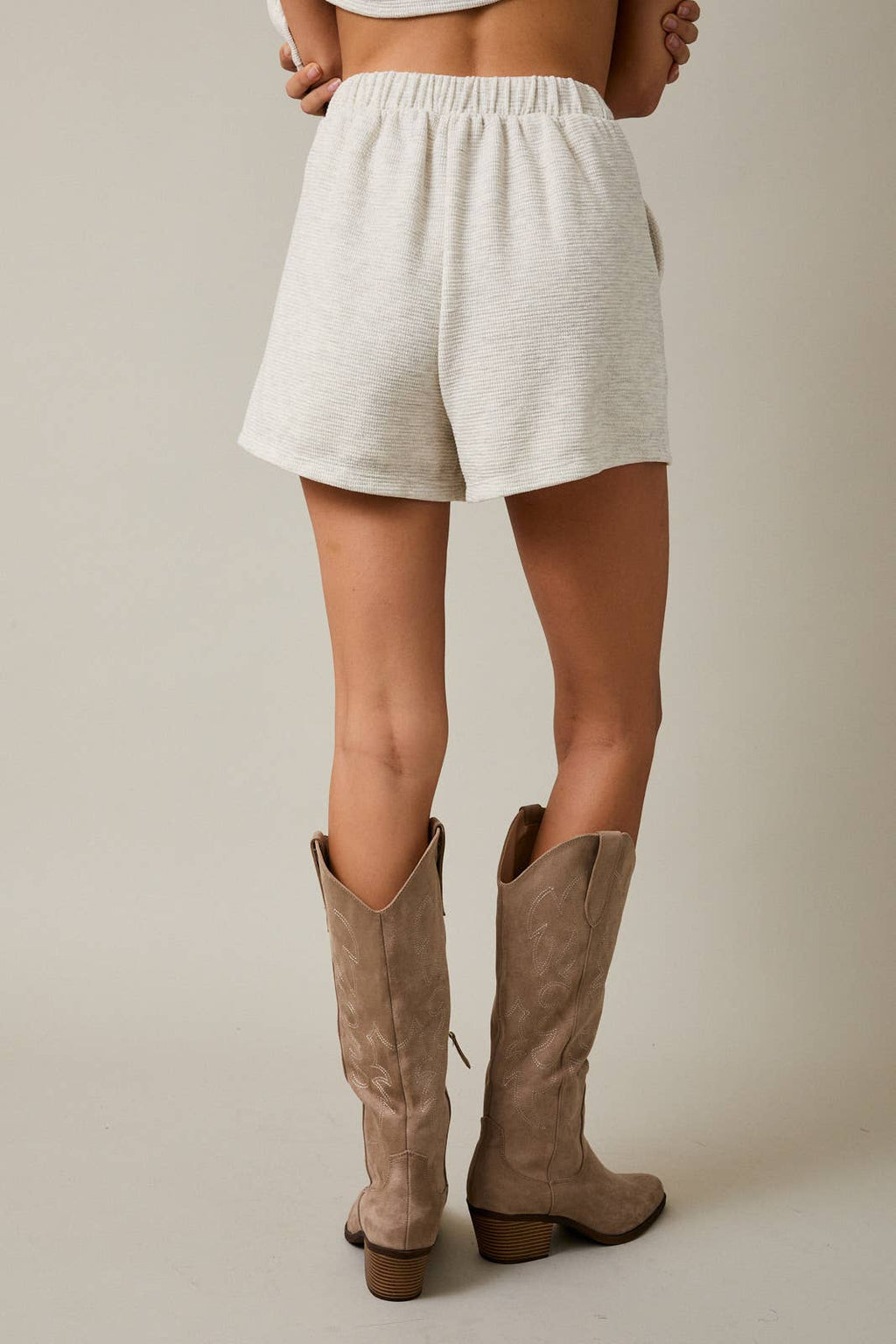 GILI PLEATED DETAIL SHORTS