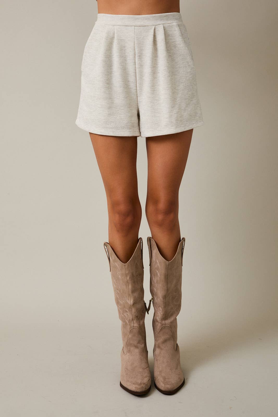 GILI PLEATED DETAIL SHORTS