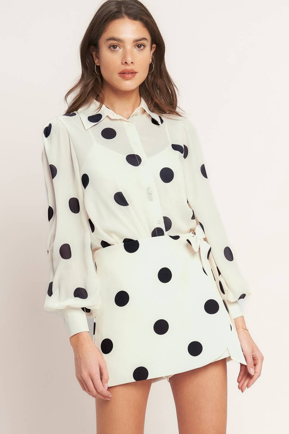 A printed woven top - IT13925B-A: IVORY BLACK / Contemporary / S