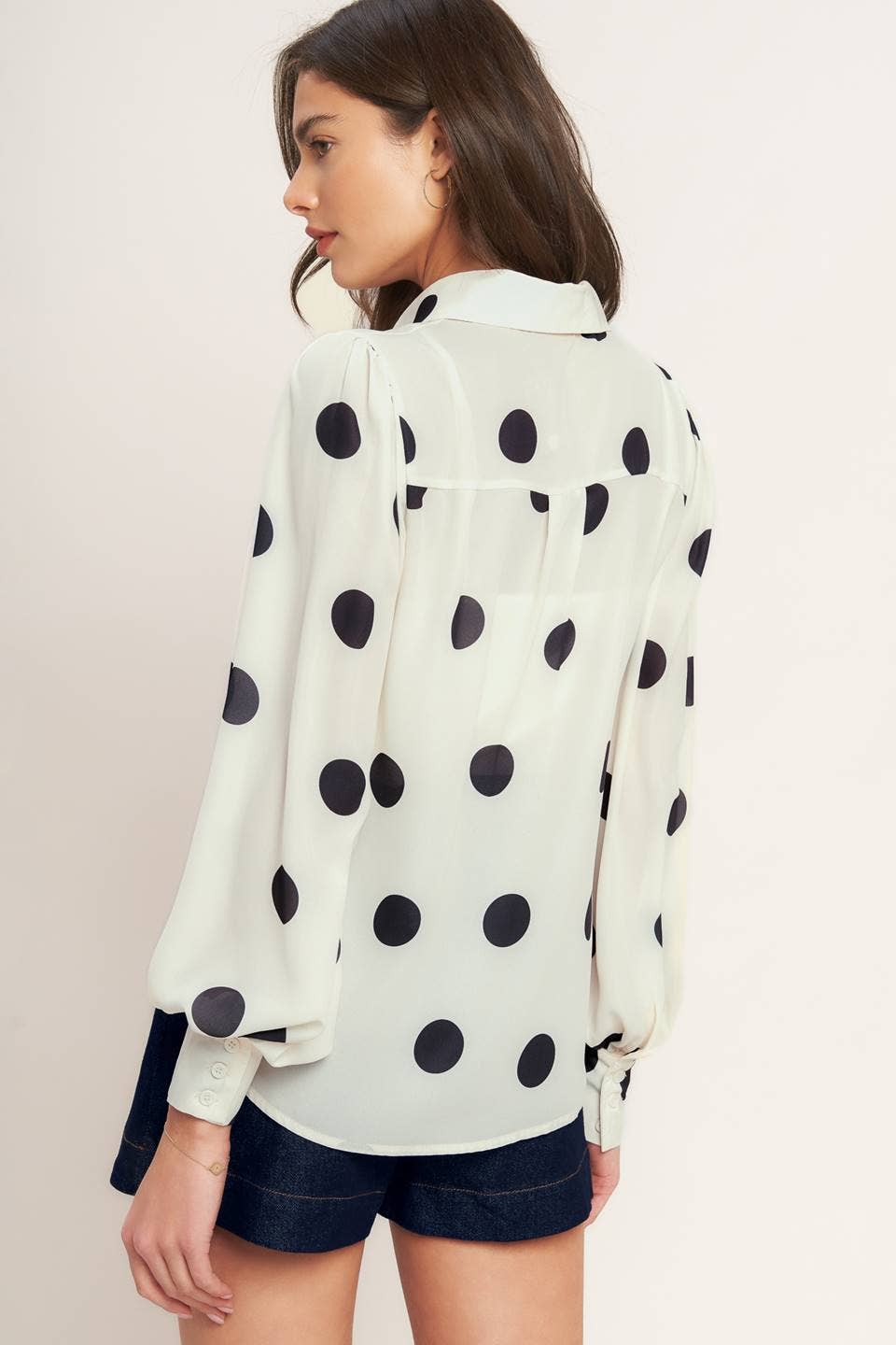 A printed woven top - IT13925B-A: IVORY BLACK / Contemporary / M